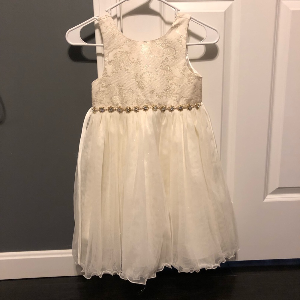 Sleeveless cream dress